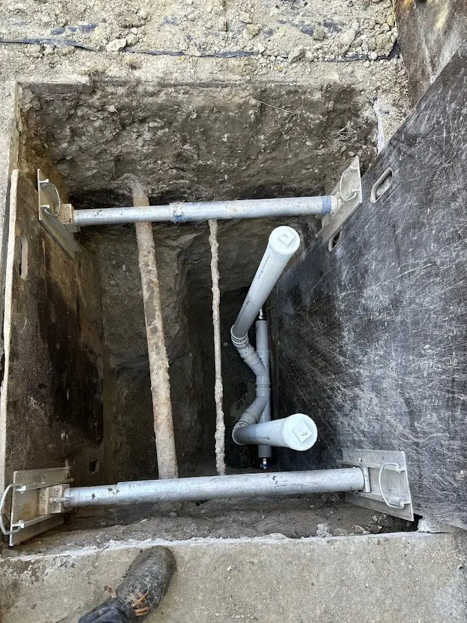 Experienced plumber completing Drain Cleaning work in Pico Rivera